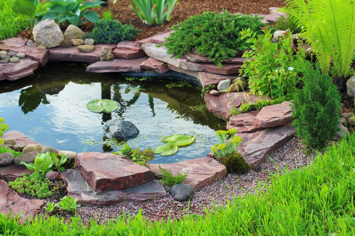 Der Naturstein-Teich ist undicht – was kann man tun?